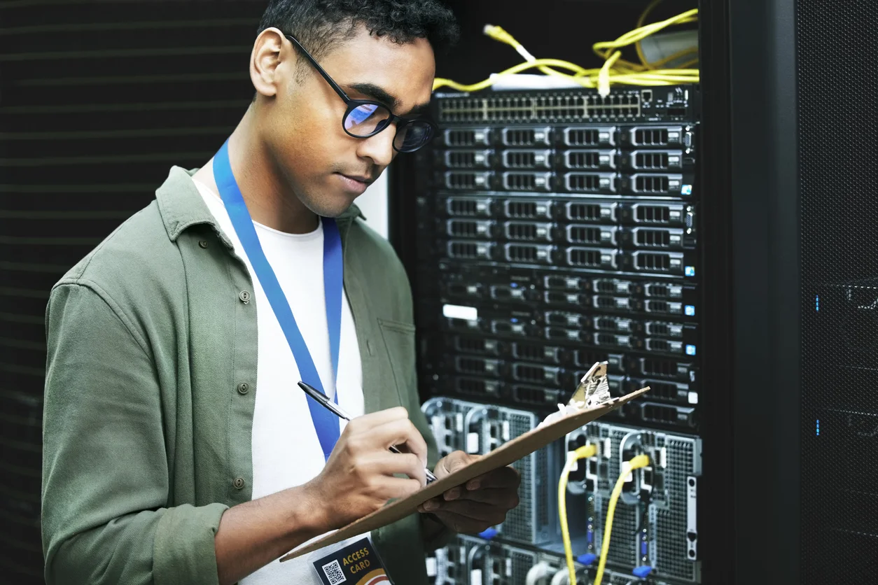 IT Consulting man with clipboard